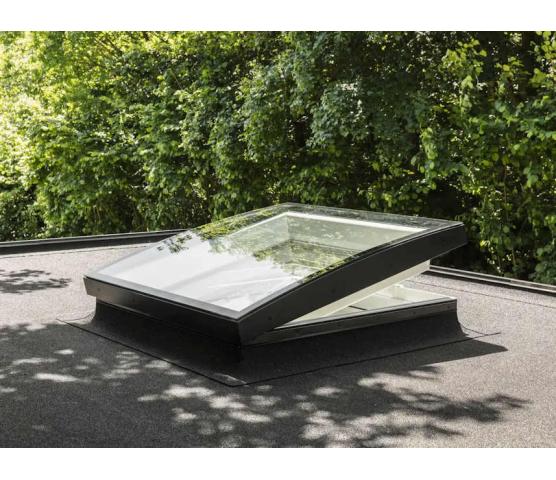 VELUX Overlys solcelledrevet for flate tak med buet glass 80 x 80